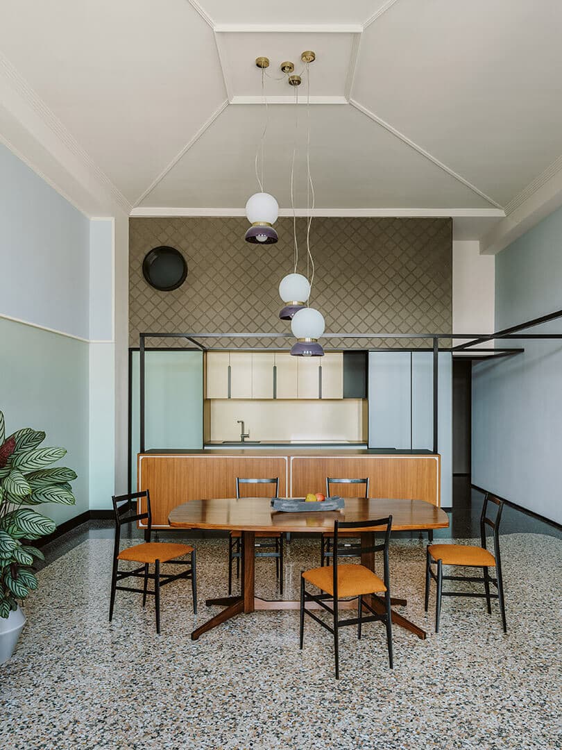 Battiscopa: Invisibile KK 12, Pareti: Decor KK 36, Soffitto: Decor KK 115