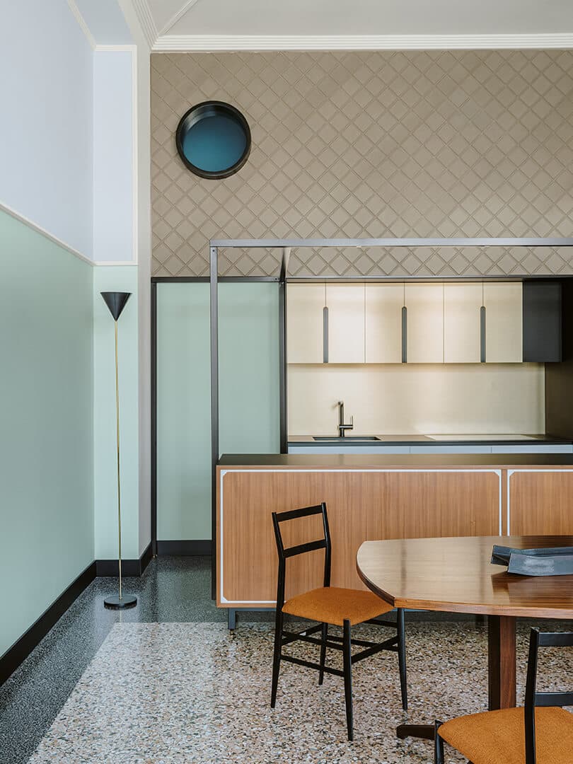 Pareti: Decor KK 36, Infissi metallici: Microresina KK 12, Boiserie a rombi: Decor KK 92
