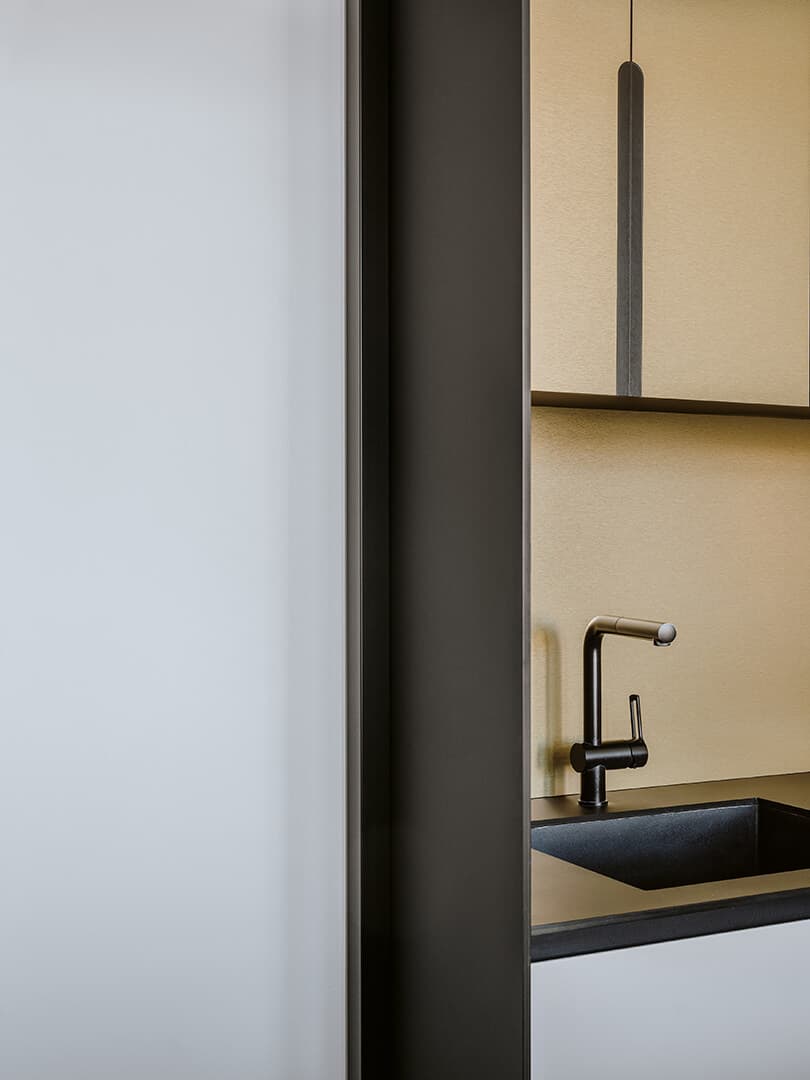 Parete: Decor KK 24, Infissi: Microresina KK 12