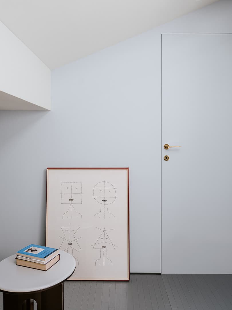 Parete e porta: Decor KK 24, Soffitto: Decor KK 115, Pavimento: Legno+Color KK 8