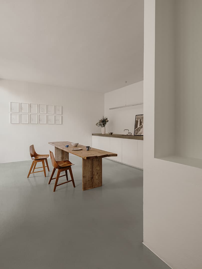 Pareti: Decor KK 25, Parete cucina: Wallpaper KK 2, Pavimento: Cementoresina KK 67