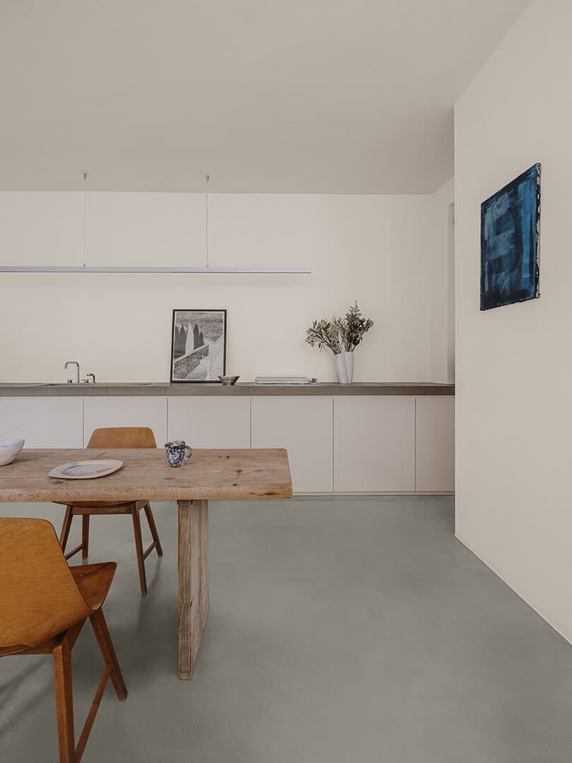 Pareti: Decor KK 25, Parete cucina: Wallpaper KK 2, Pavimento: Cementoresina KK 67